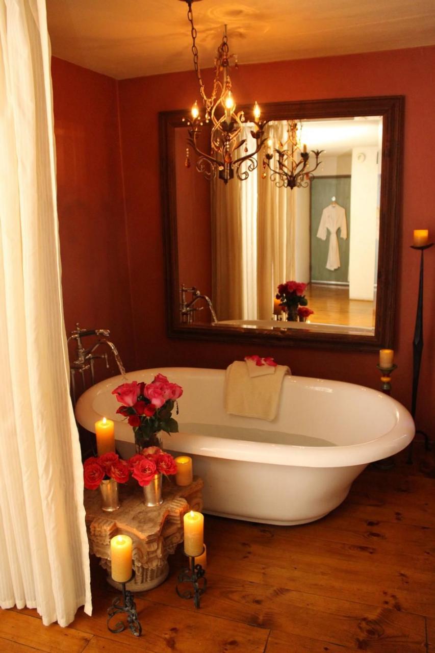 20 Beautiful Romantic City Inns in North America Romantic bathroom