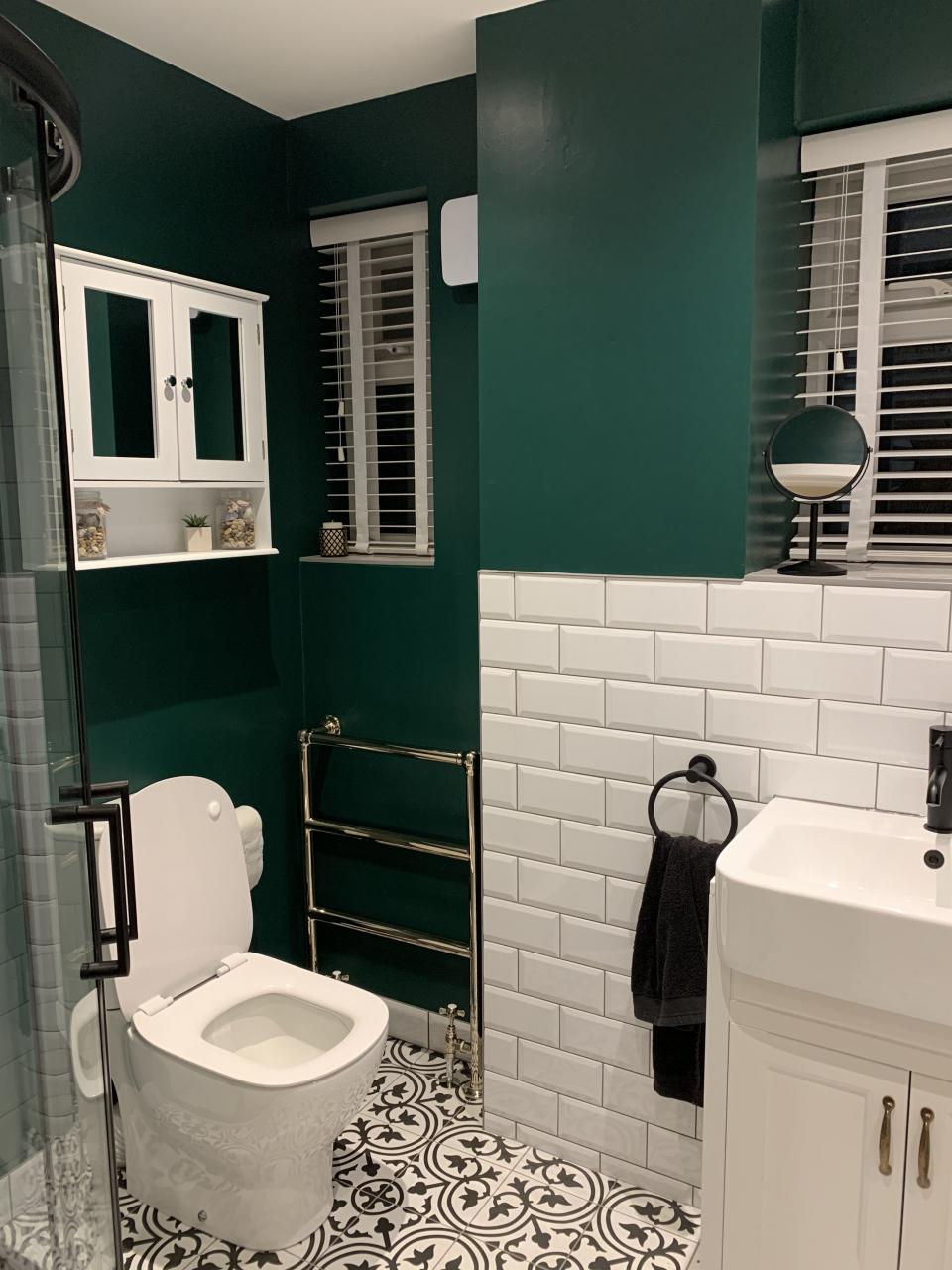 20+ Emerald Green Bathroom Ideas HMDCRTN