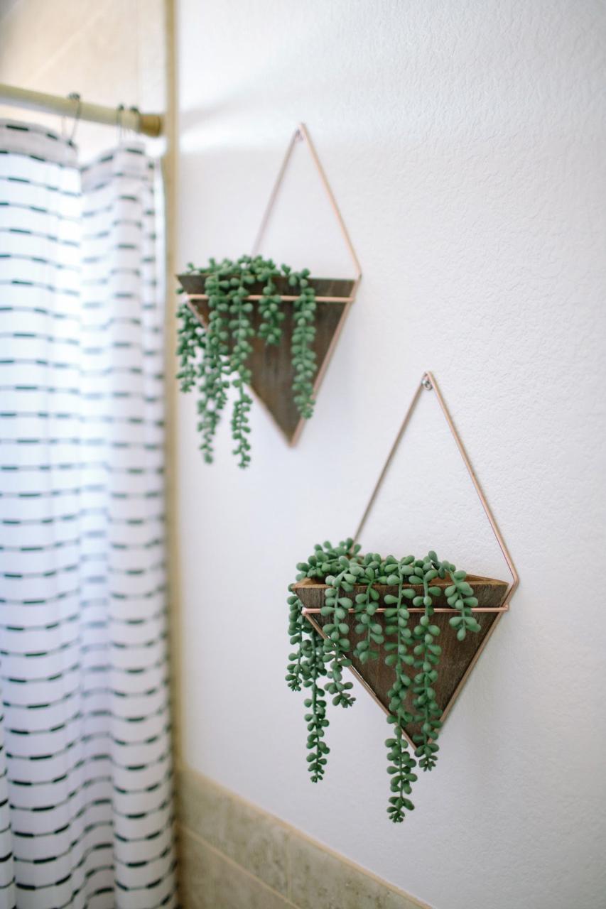 Treasure in the Detail, succulents, hanging succulents, bathroom, white