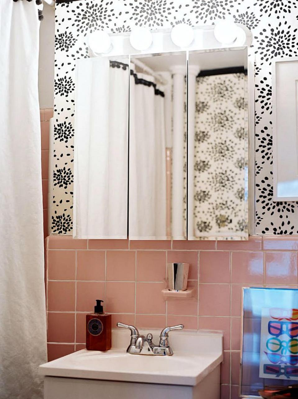 Pink And Navy Bathroom Ideas / Reasons To Love Retro Pink Tiled