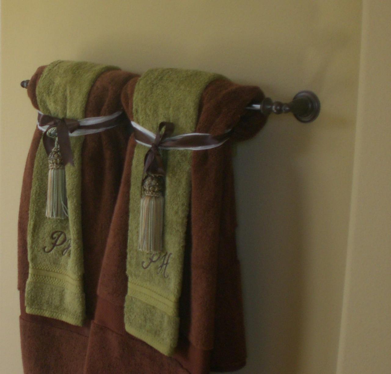 Decorative towels in the bathroom Bathroom towel decor, Hang towels