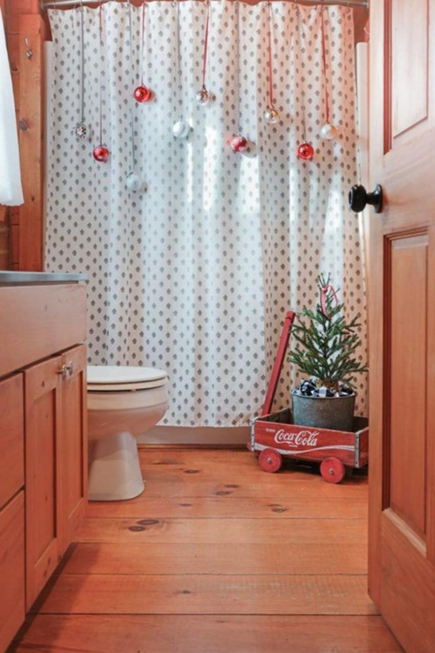 20+ Bathrooms Decorated For Christmas DECOOMO