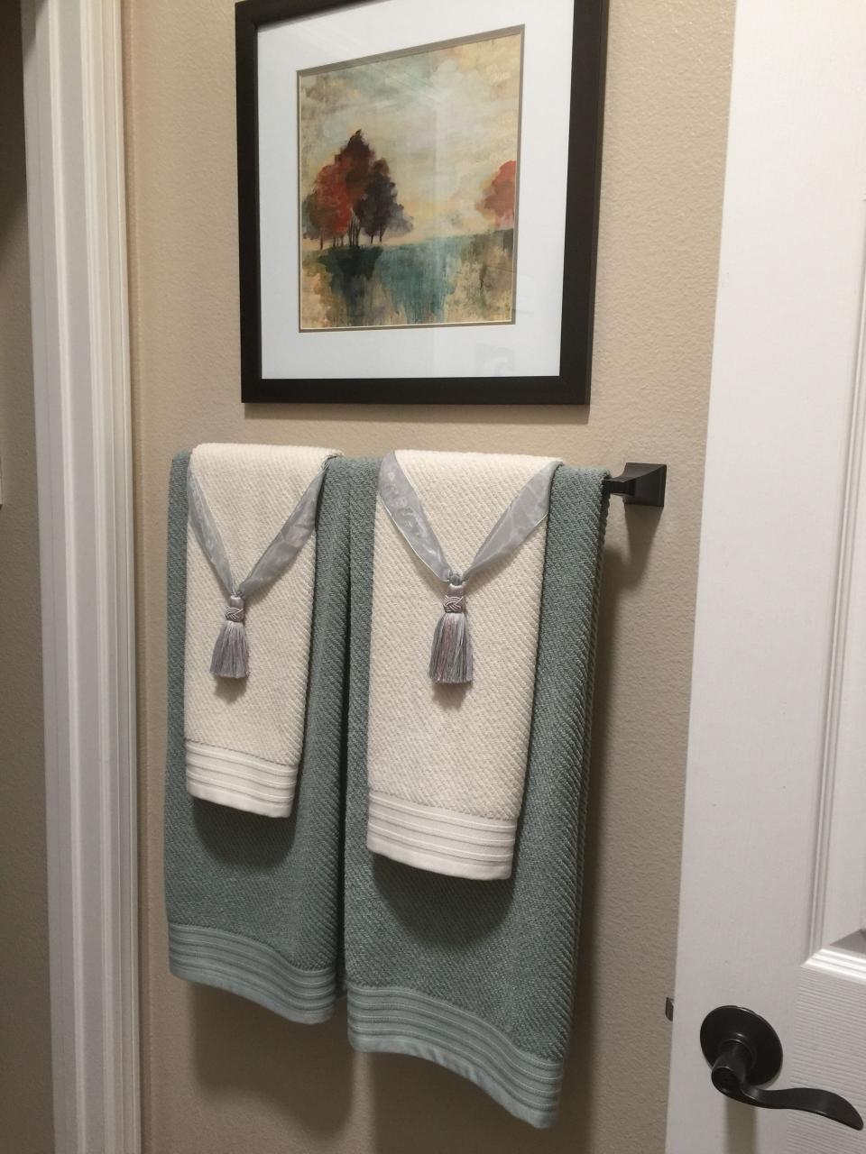 Bathroom towel decor, Bathroom towels display, Towel display