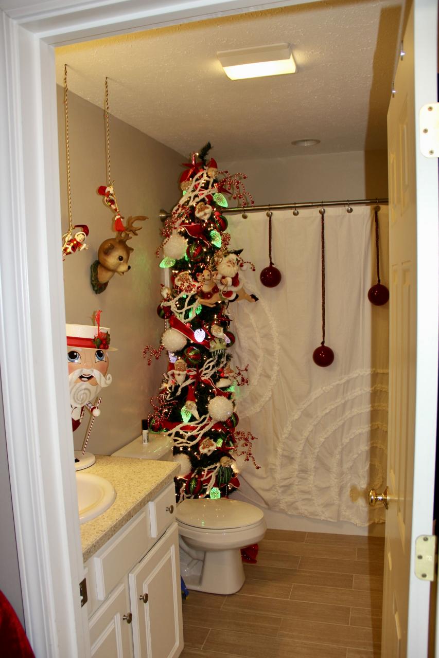 20+ Bathrooms Decorated For Christmas DECOOMO