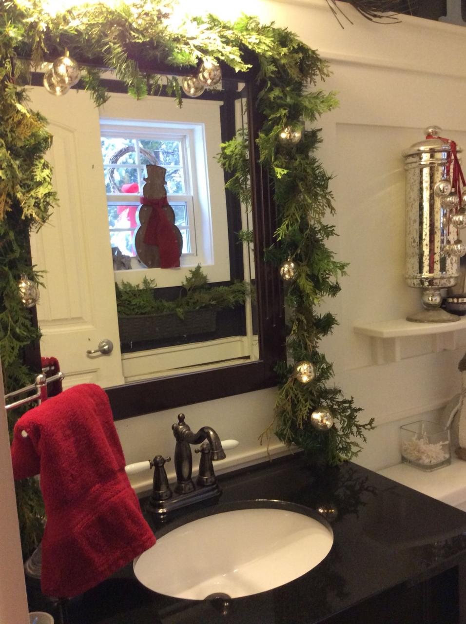 Christmas decor in the bathroom Christmas bathroom decor, Christmas