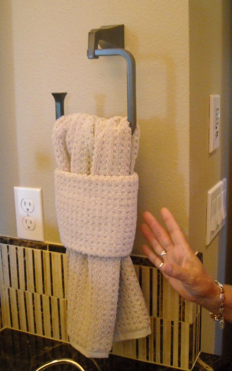 Love this simple way to display your favorite bath towels. Bathroom