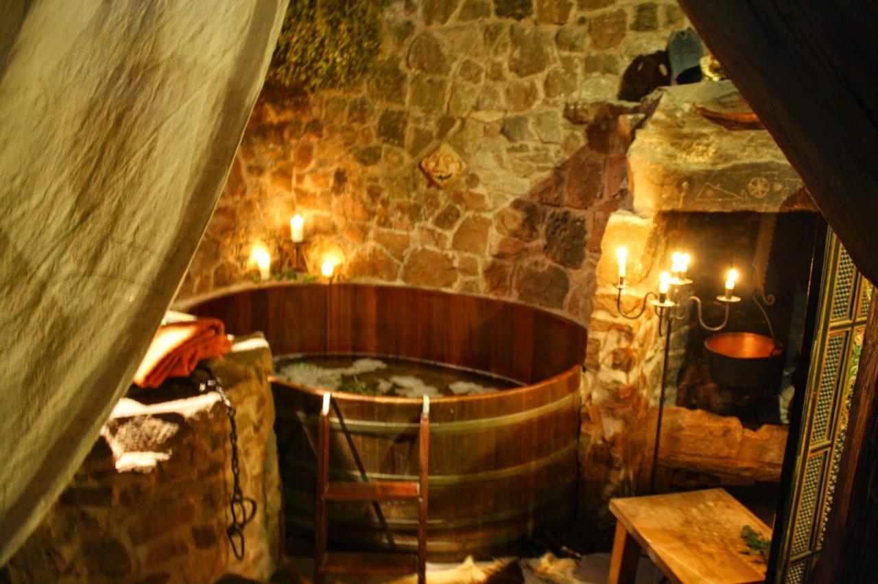 Medieval Bath Interiores de castelo, Decorações medievais