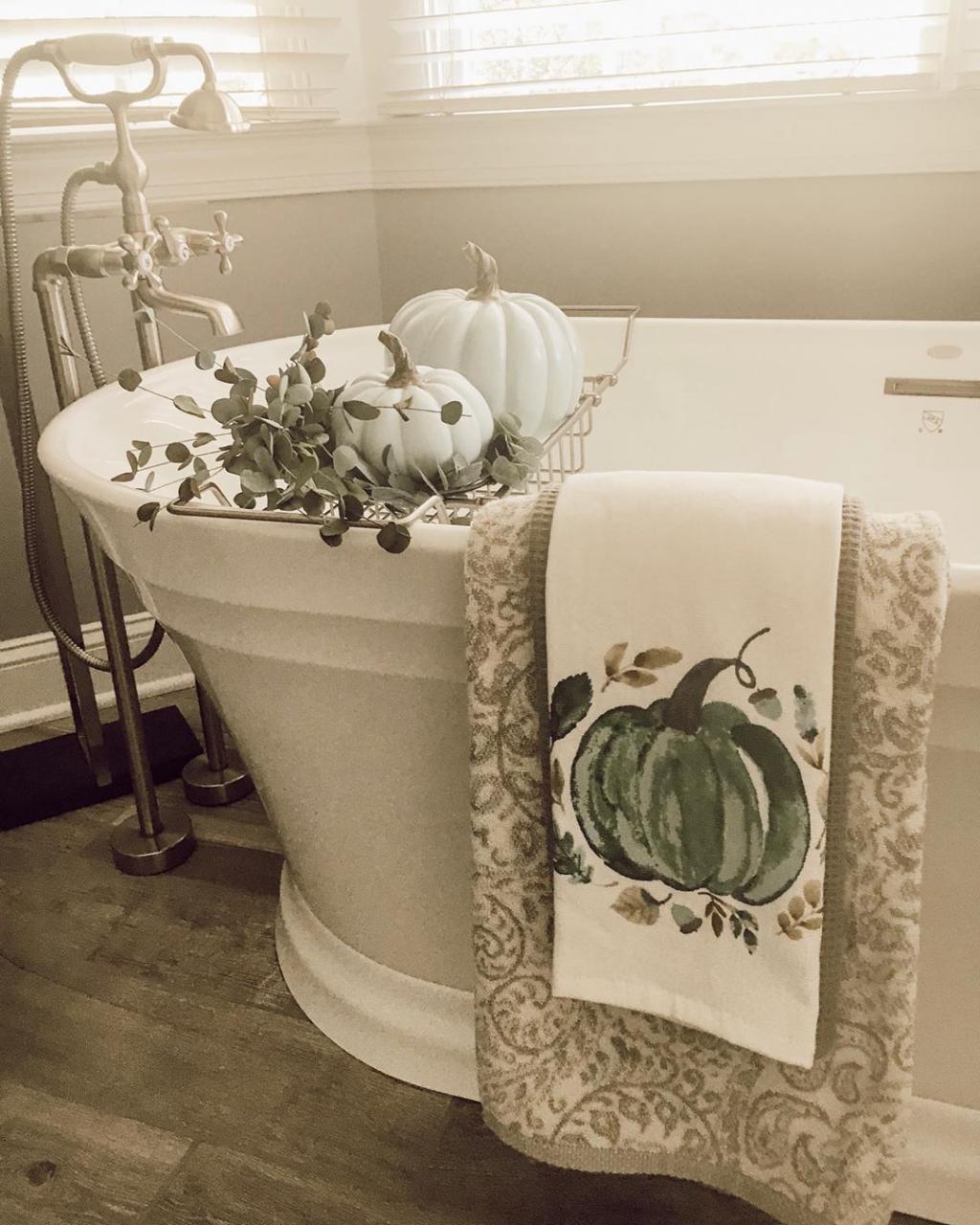 Wendy on Instagram “I’m sharing a little bit of fall decor in the