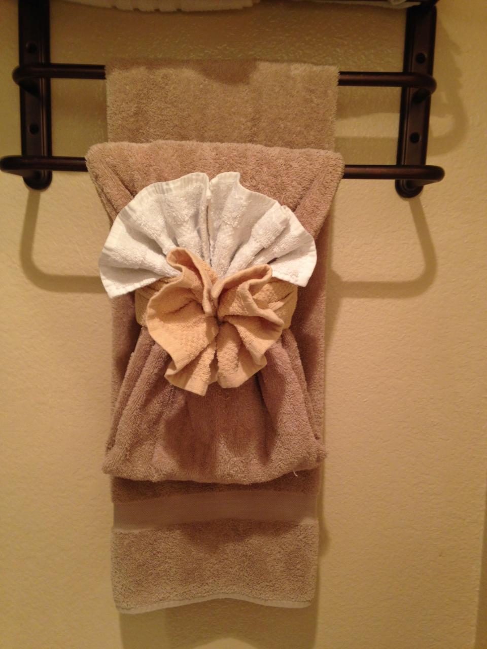 Towel folding Bathroom towel decor, Fancy towels, Bathroom decor