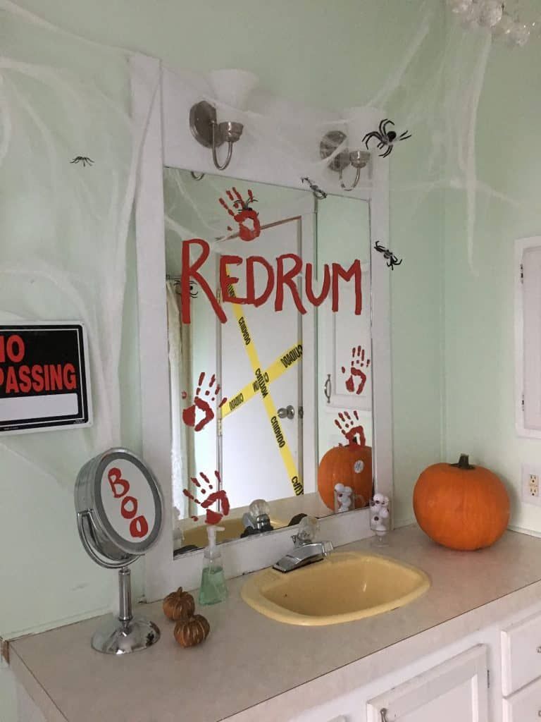 Halloween Bathroom Decor Halloween bathroom, Halloween party decor