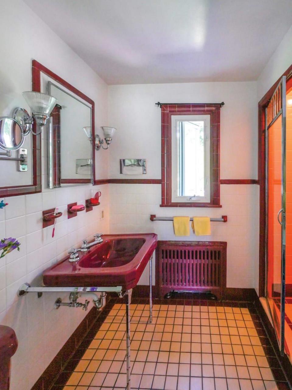 1920s40s Baths (With images) Burgundy bathroom, Vintage bathrooms