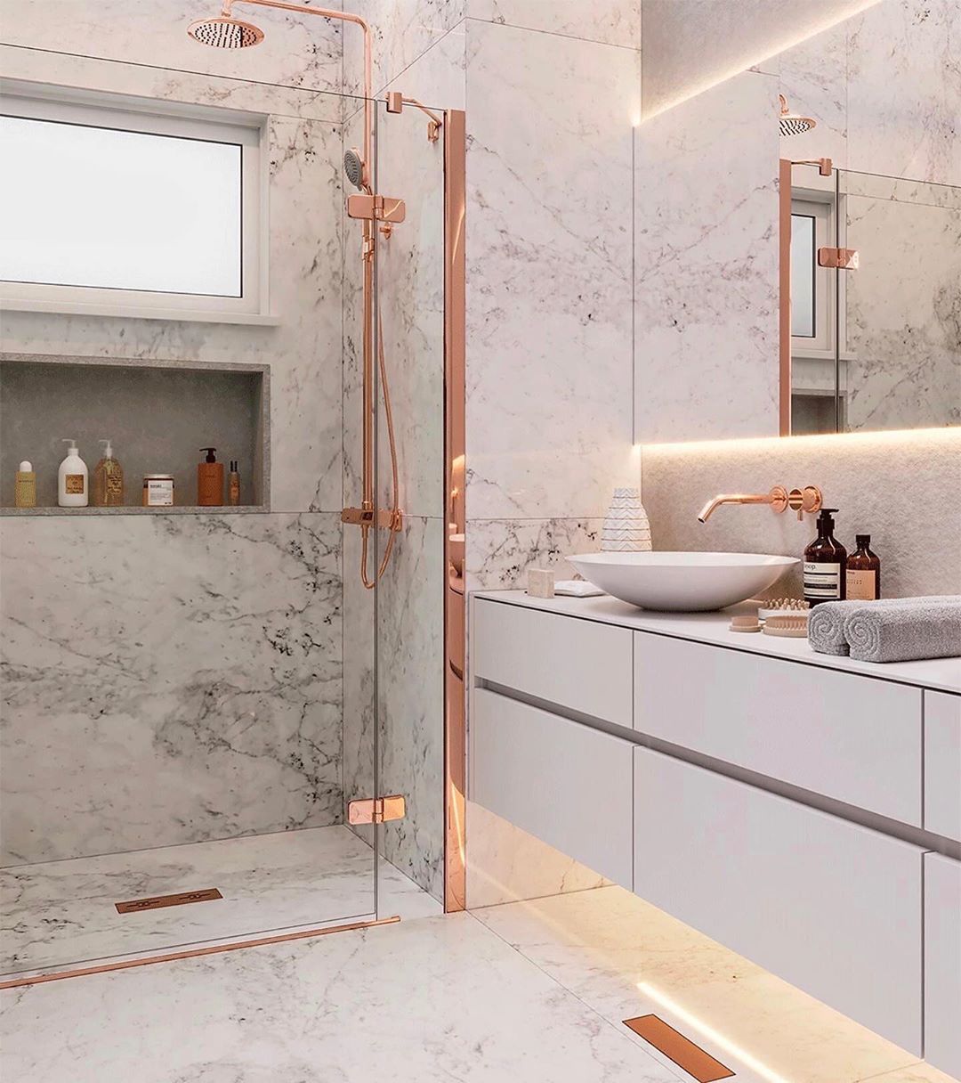 Wonderful bathroom all in marble, with Rosé Gold metals completing the