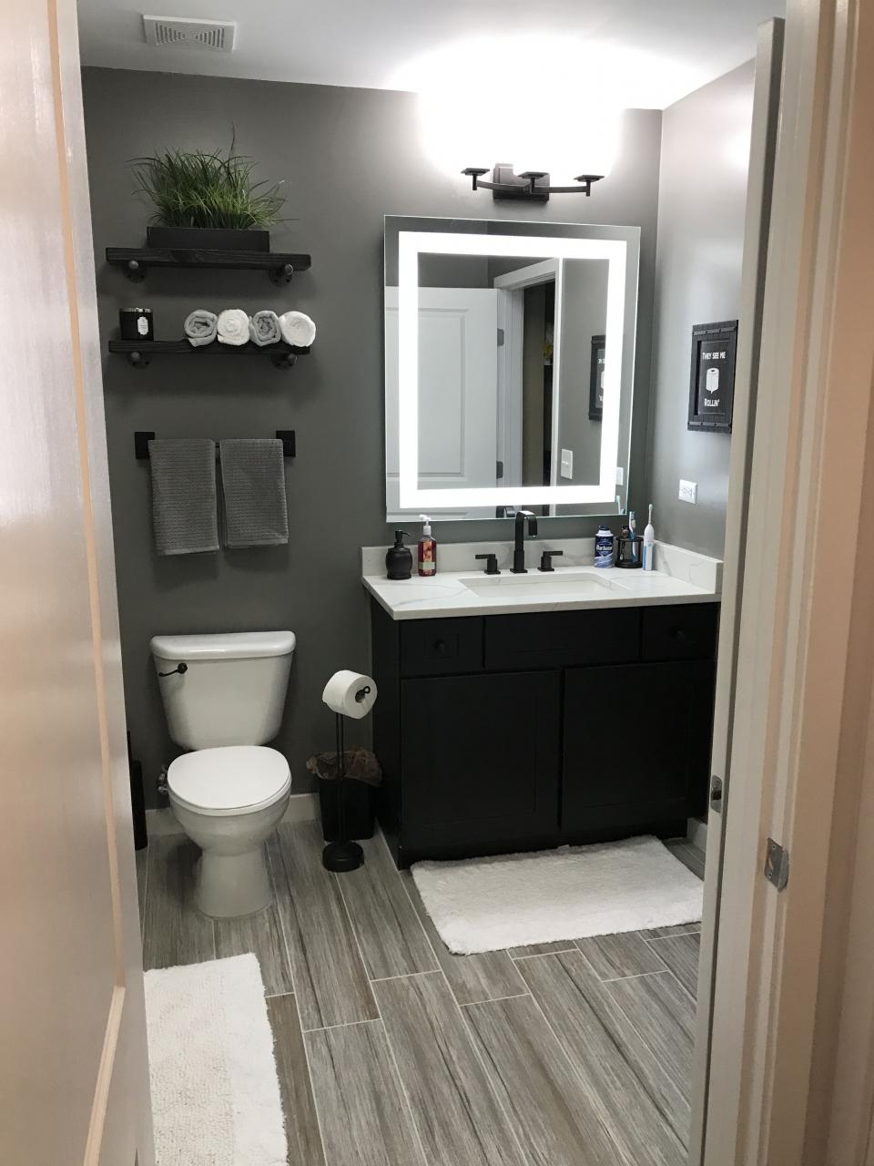 Grey bathroom / men's bathroom/ small / wood floor look / mirror