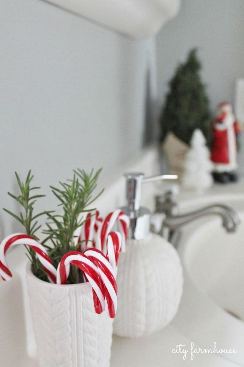 31 Brilliant Christmas Bathroom Decoration Ideas That Looks So Simple