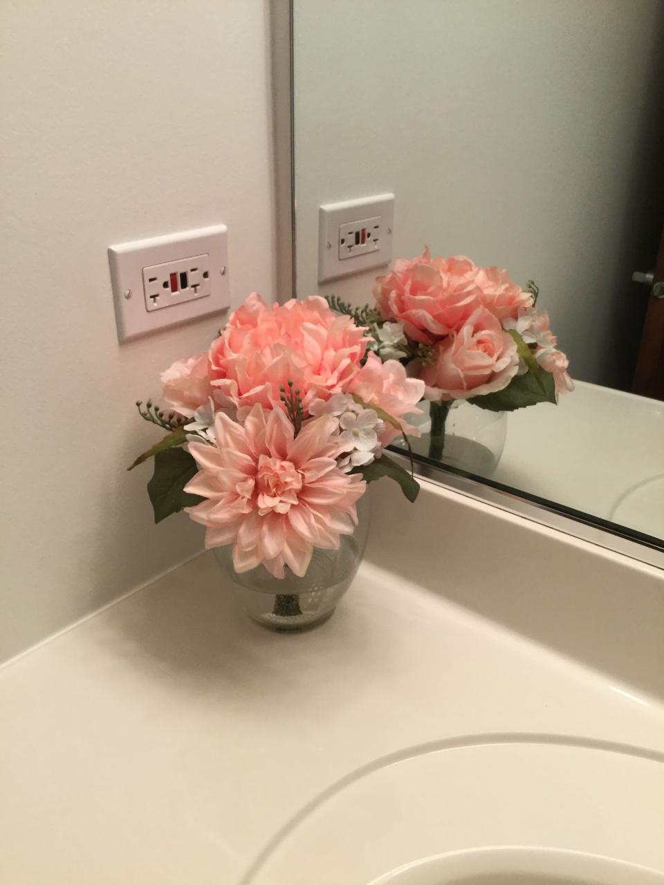 Fake water & flowers easy idea for the bathroom decor Water Flowers