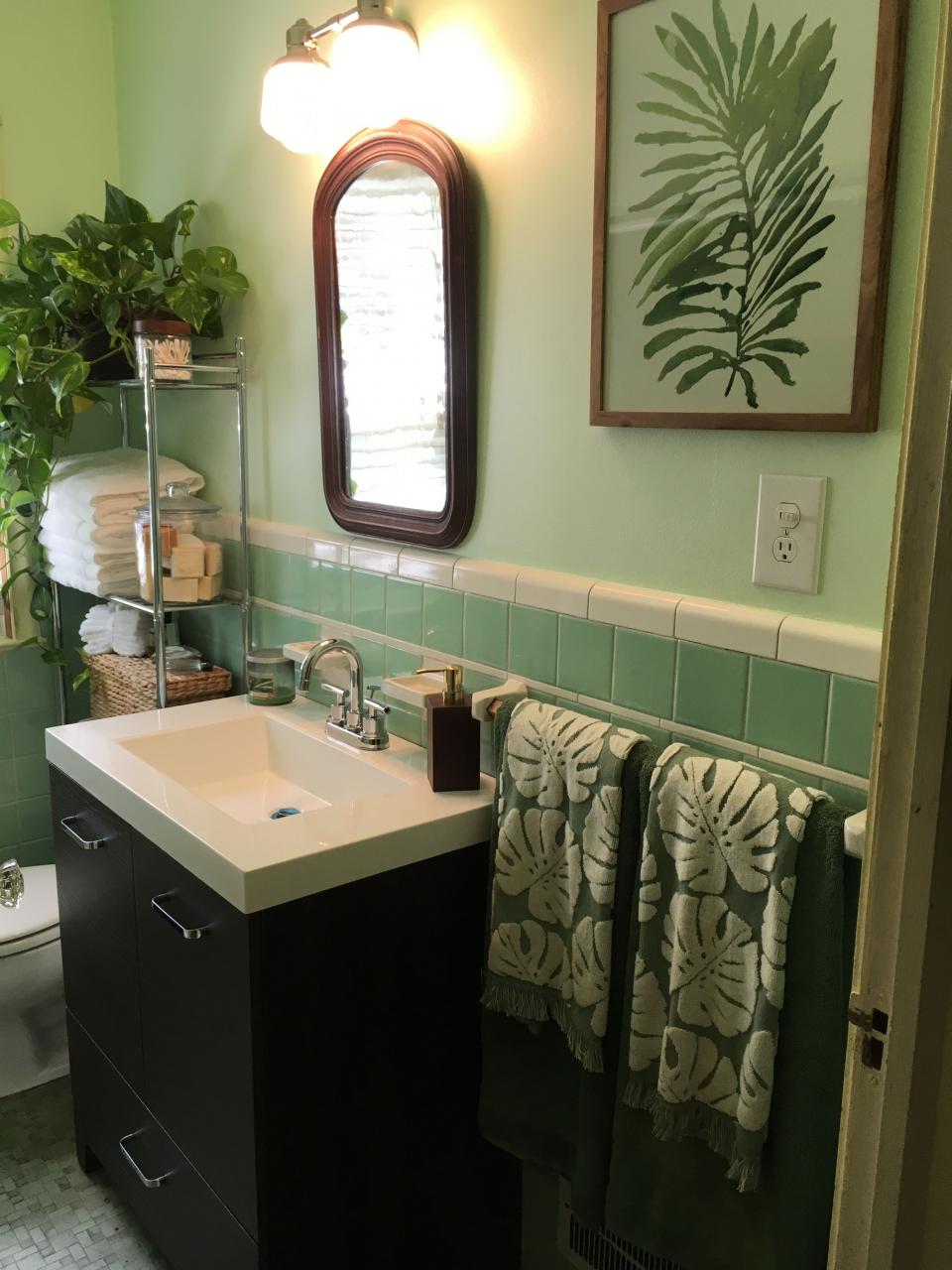 Vintage Mint Green / Sea foam Bathroom Green bathroom, Seafoam green