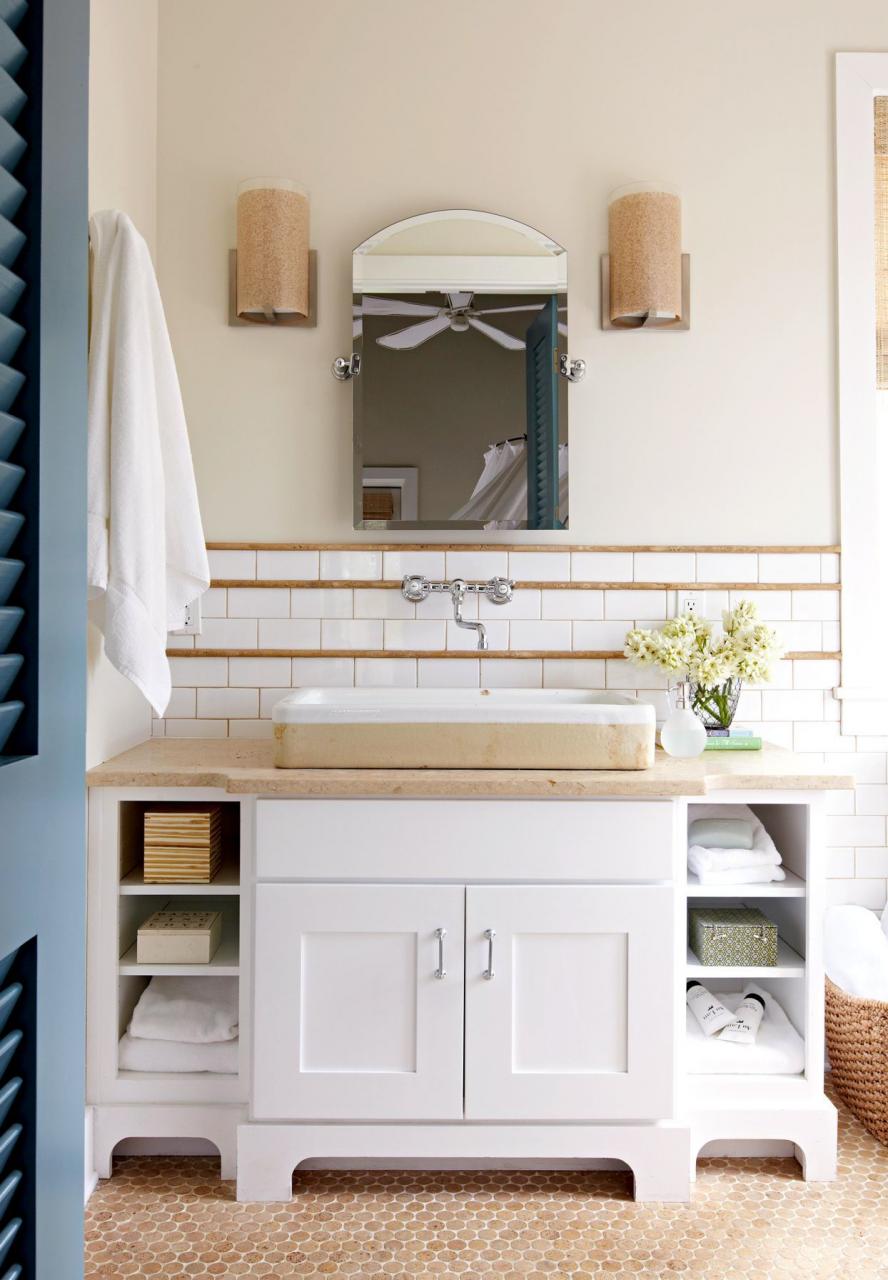 This bathroom beautifully marries beige and white. Warm beige tiles