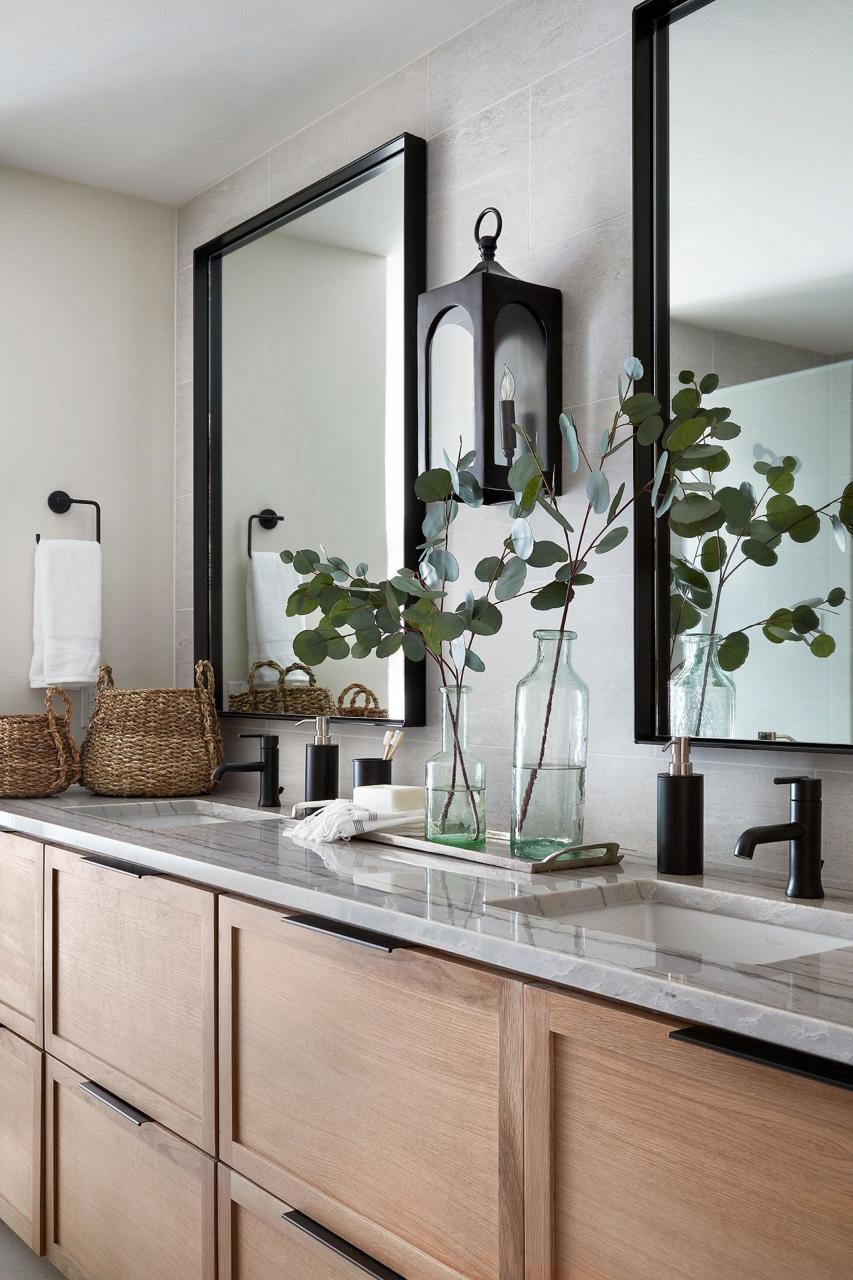 Eucalyptus in the bathroom with big mirrors Beautiful bathrooms