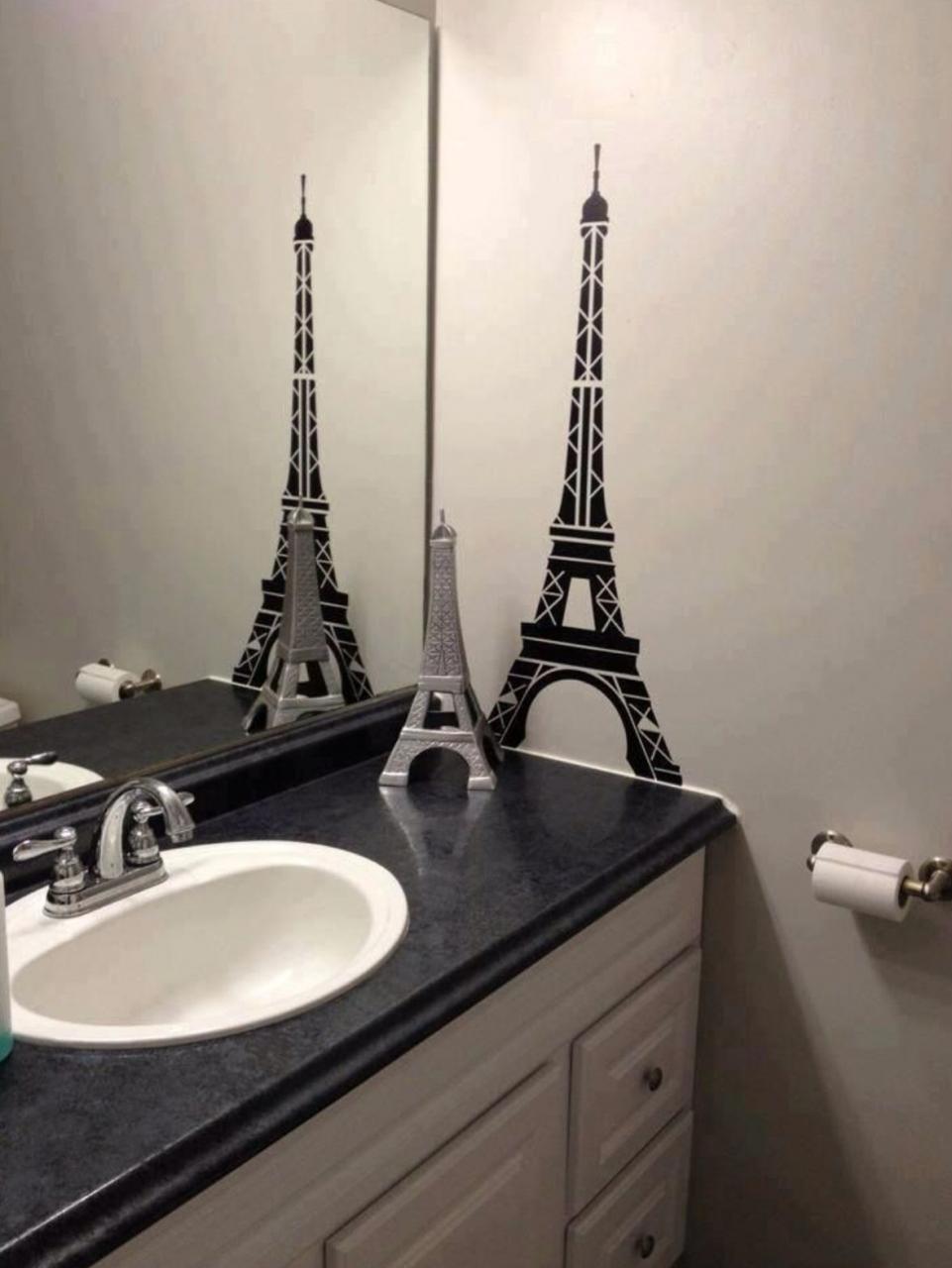 Paris/Eiffel Tower themed bathroom decor.....J'adore! Paris bathroom