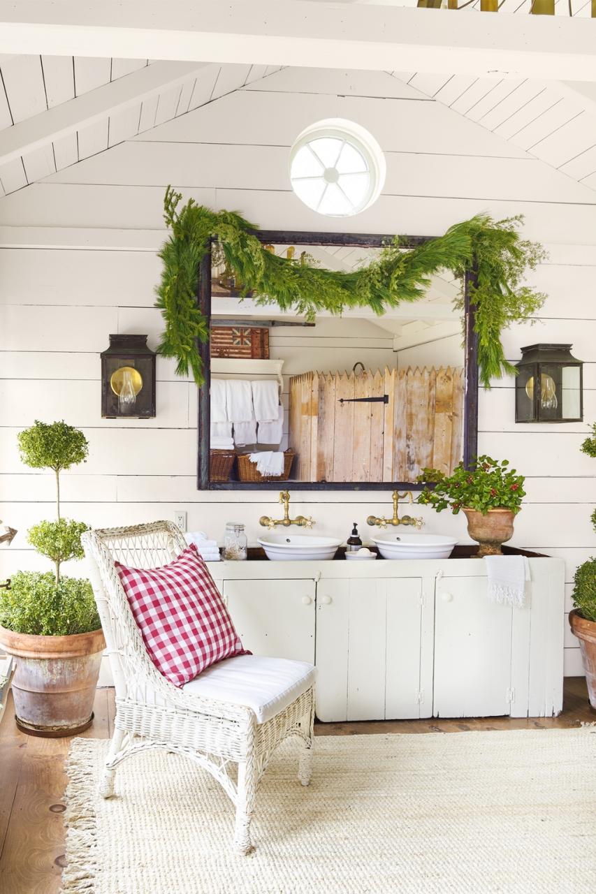Awesome Winter Bathroom Decor You Need To Have 06 SWEETYHOMEE