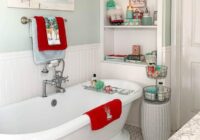 10 Essential Christmas Bathroom Decorations