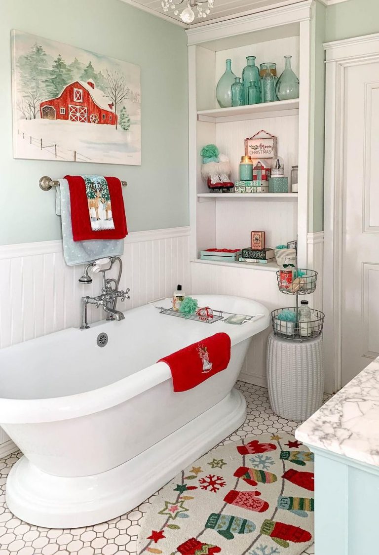 10 Essential Christmas Bathroom Decorations