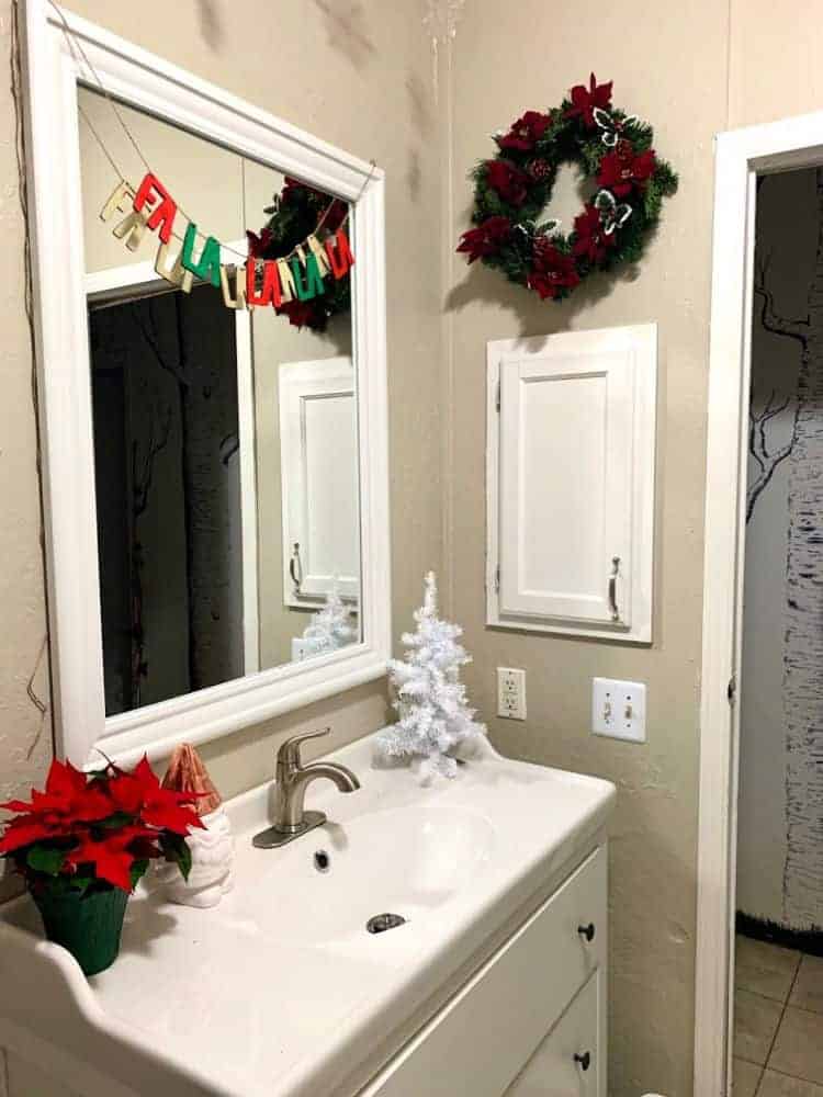Christmas bathroom decorating ideas that are cheap and easy.