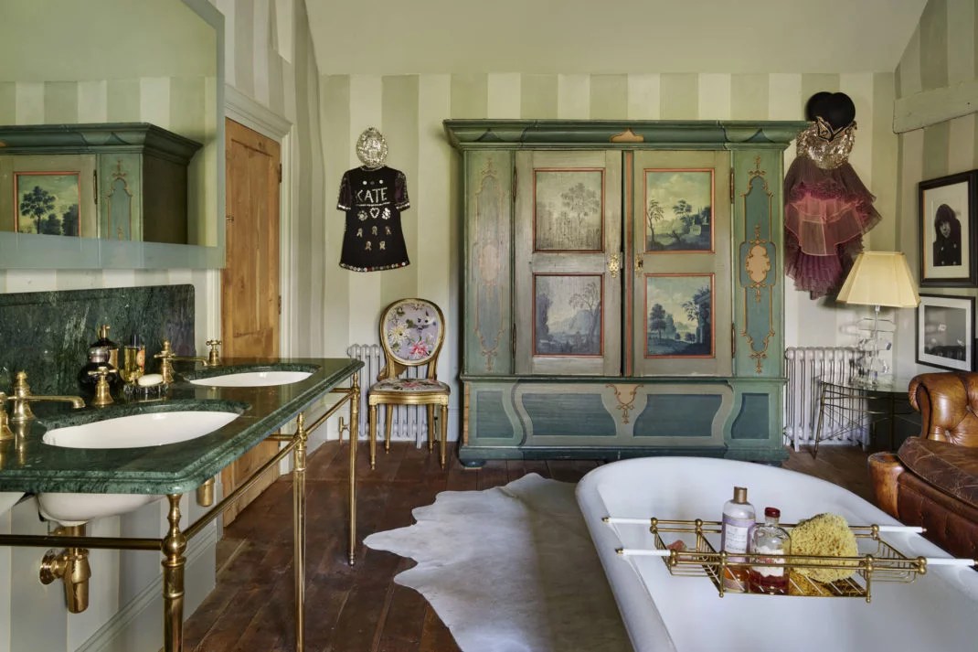 How To Give Your Bathroom a Maximalist Makeover Interiors