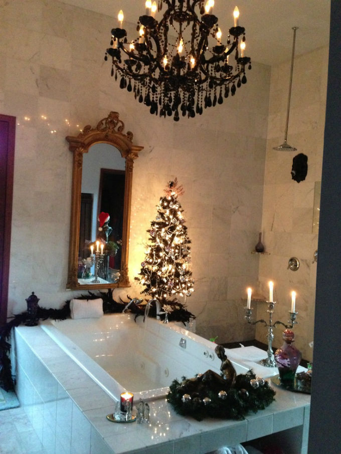 How To Decorate Your Luxurious Bathroom For Christmas