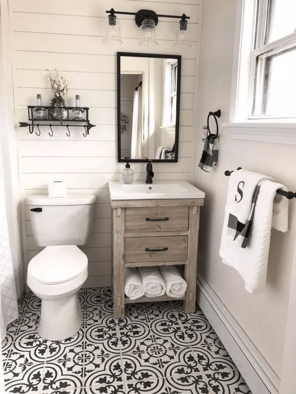 Lovely Relaxing Farmhouse Bathroom Decor Ideas 10 HOMYHOMEE