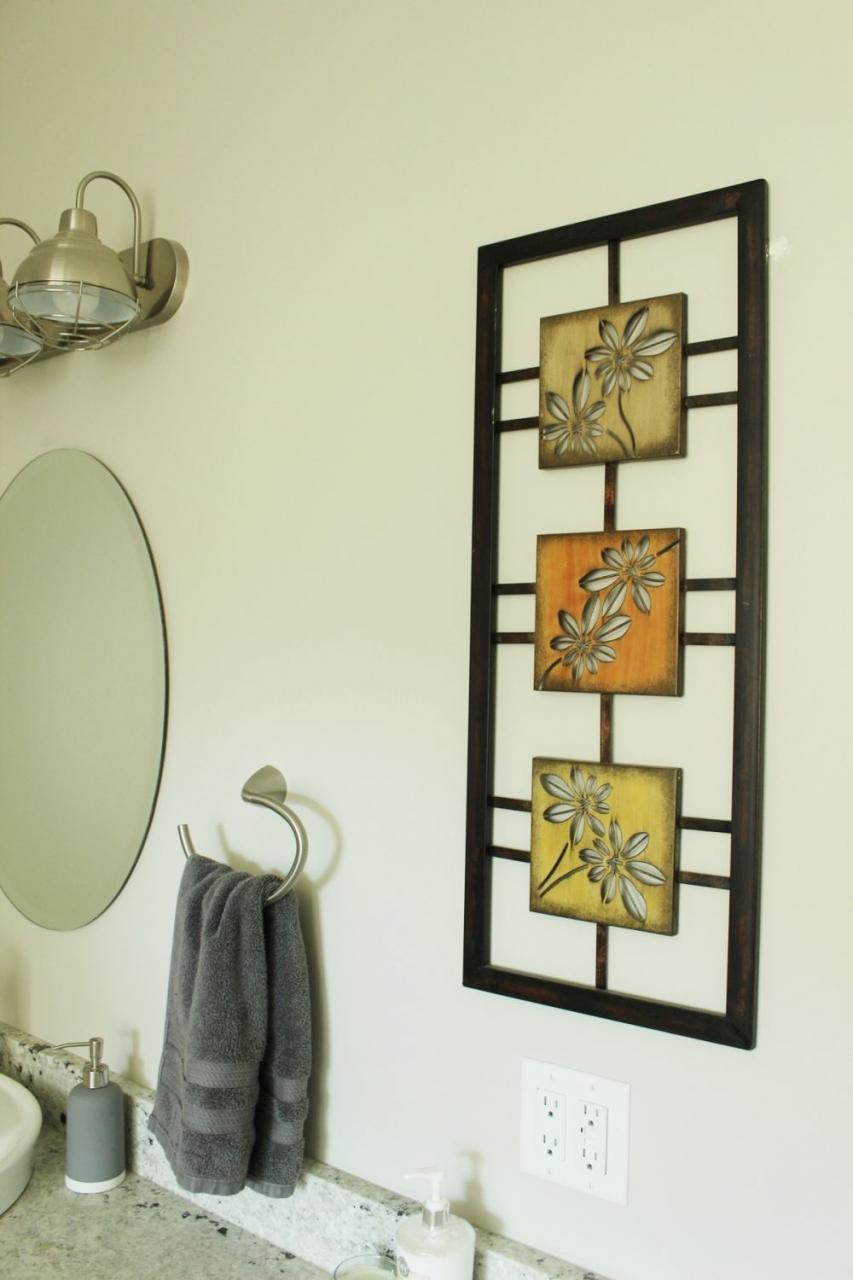 How to Decorate a Bathroom Without Clutter