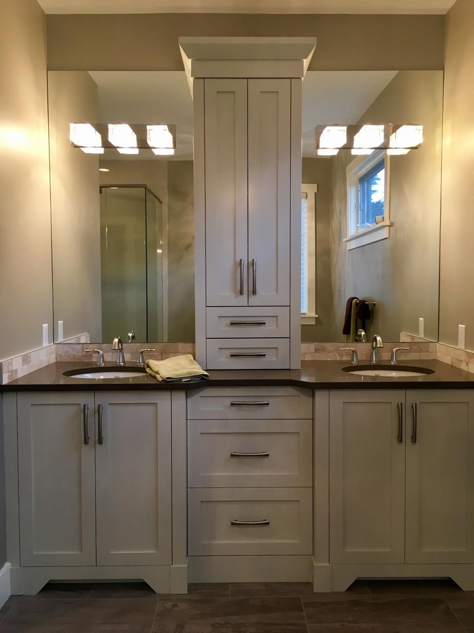 Double sink vanity with crown moulding and centre tower Farmhouse