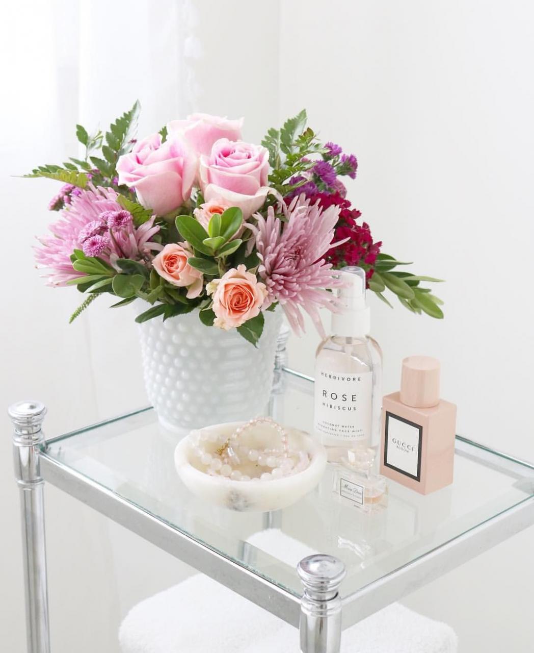 jslifeandstyle milk glass vase. Fresh flowers. Bathroom decor. (With