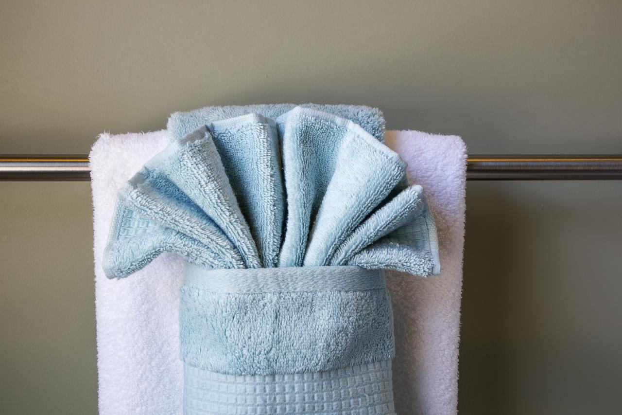 10+ Bathroom Towel Folding Ideas