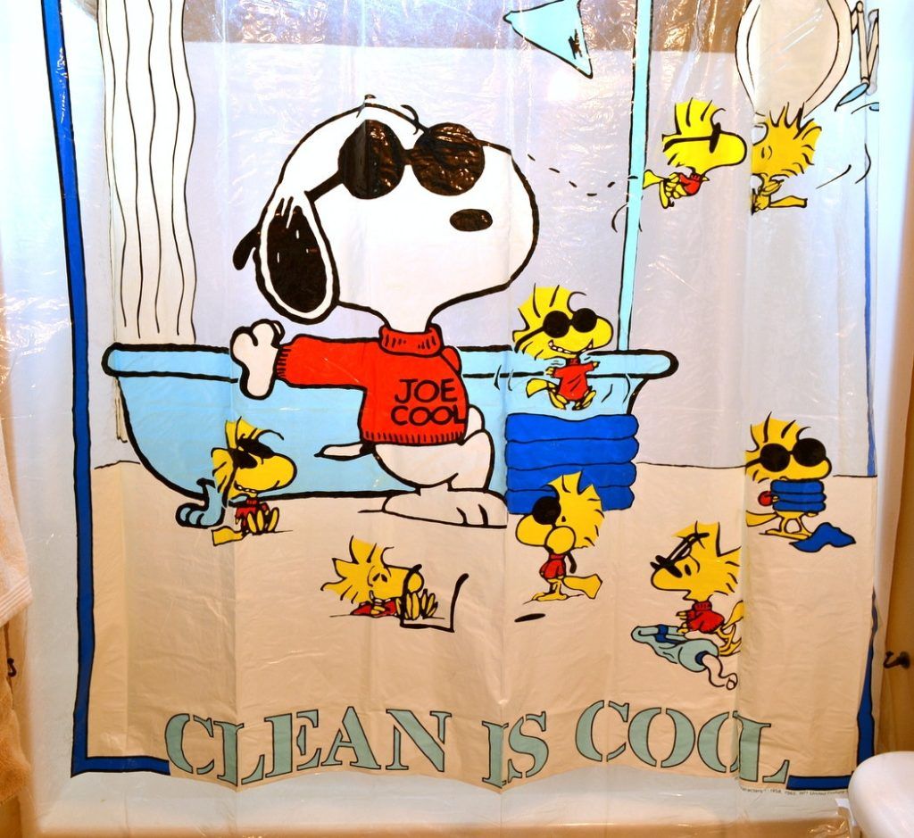 Snoopy Bath Accessories Snoopy wall decal, Snoopy collectibles, Snoopy