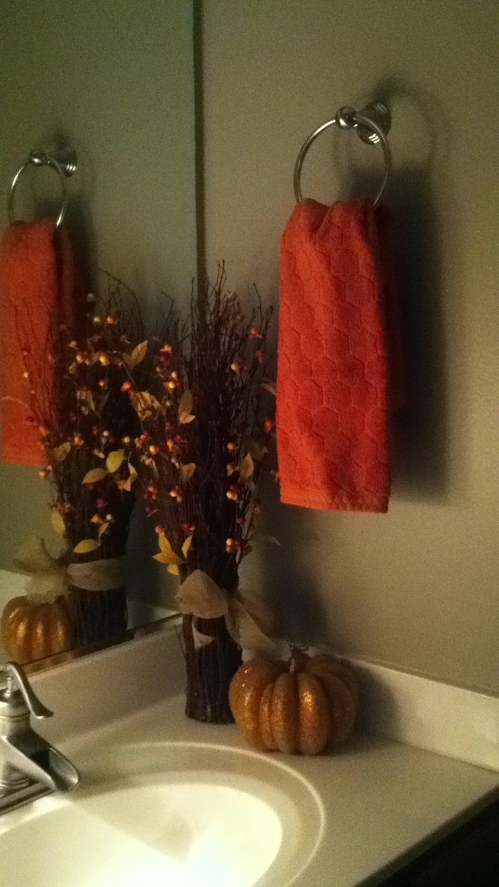 bathroom fall decorations Fall bathroom decor, Fall bathroom, Fall