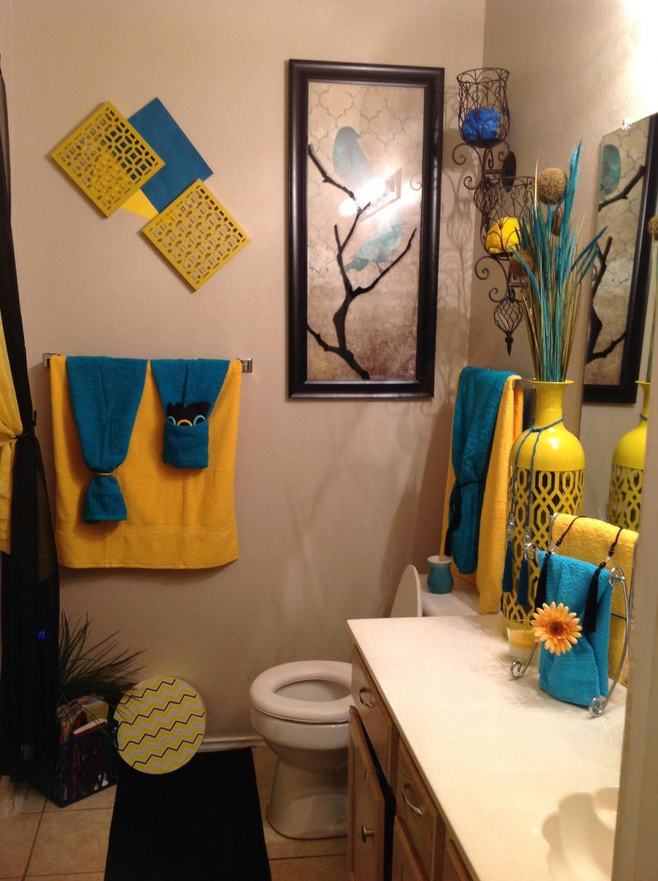 Decorating your bathroom using yellow, blue and black color schemes