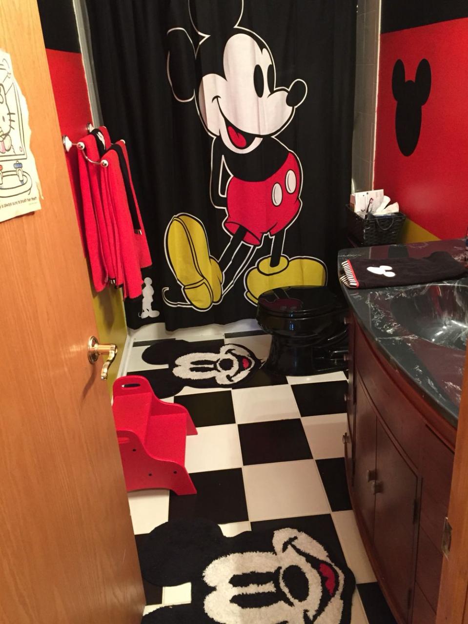 Mickey Mouse bathroom Mickey mouse bathroom, Disney home decor