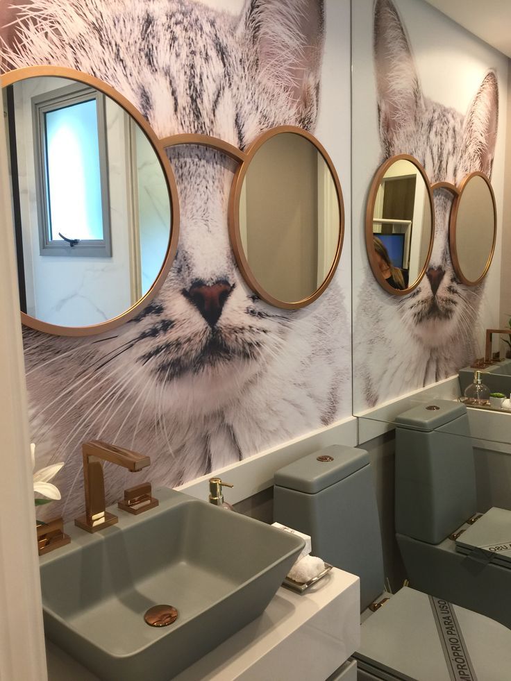 Decor doesn't get much more fun than these amazing cats! Funky Bathroom