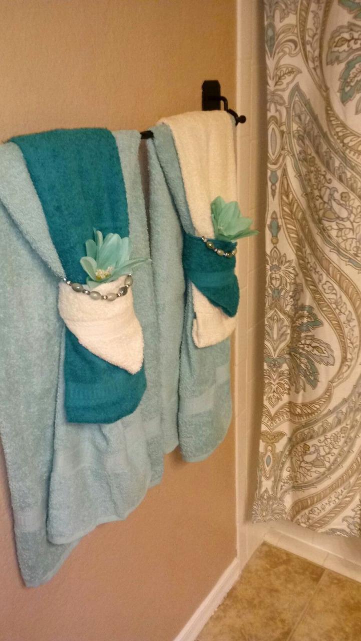 16 Bathroom towel Arrangement Ideas Heyleyqueen.best Bathroom towel