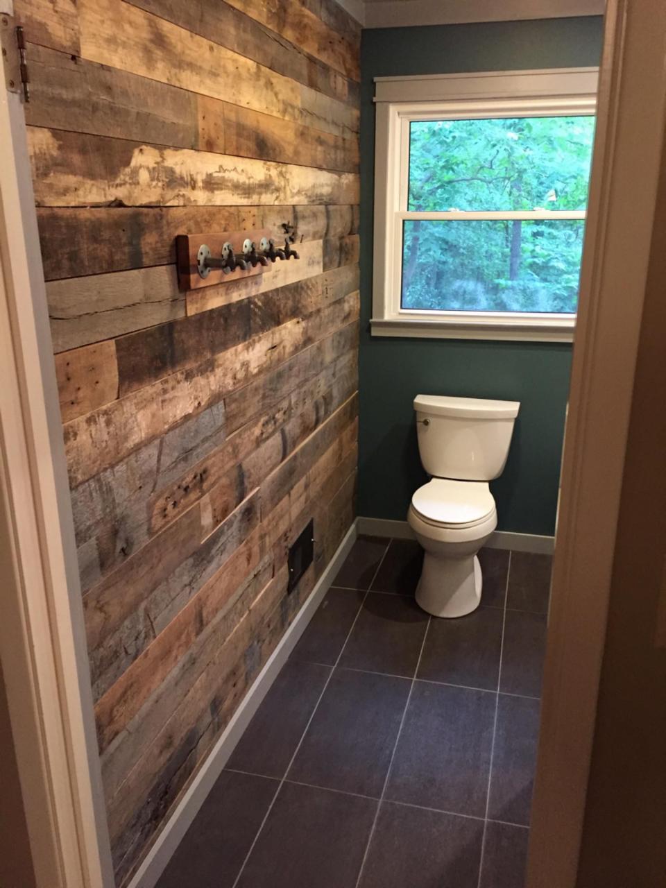 Bathroom accent wall from reclaimed barn wood. Pallet Wall Bathroom