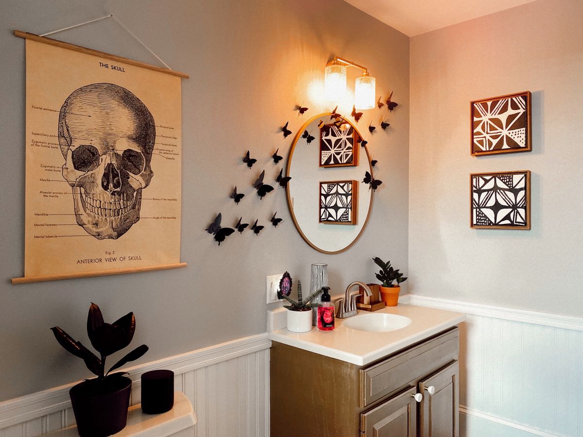 Spooky chic Halloween decor 💀🤎🕷 Chic halloween, Chic halloween decor