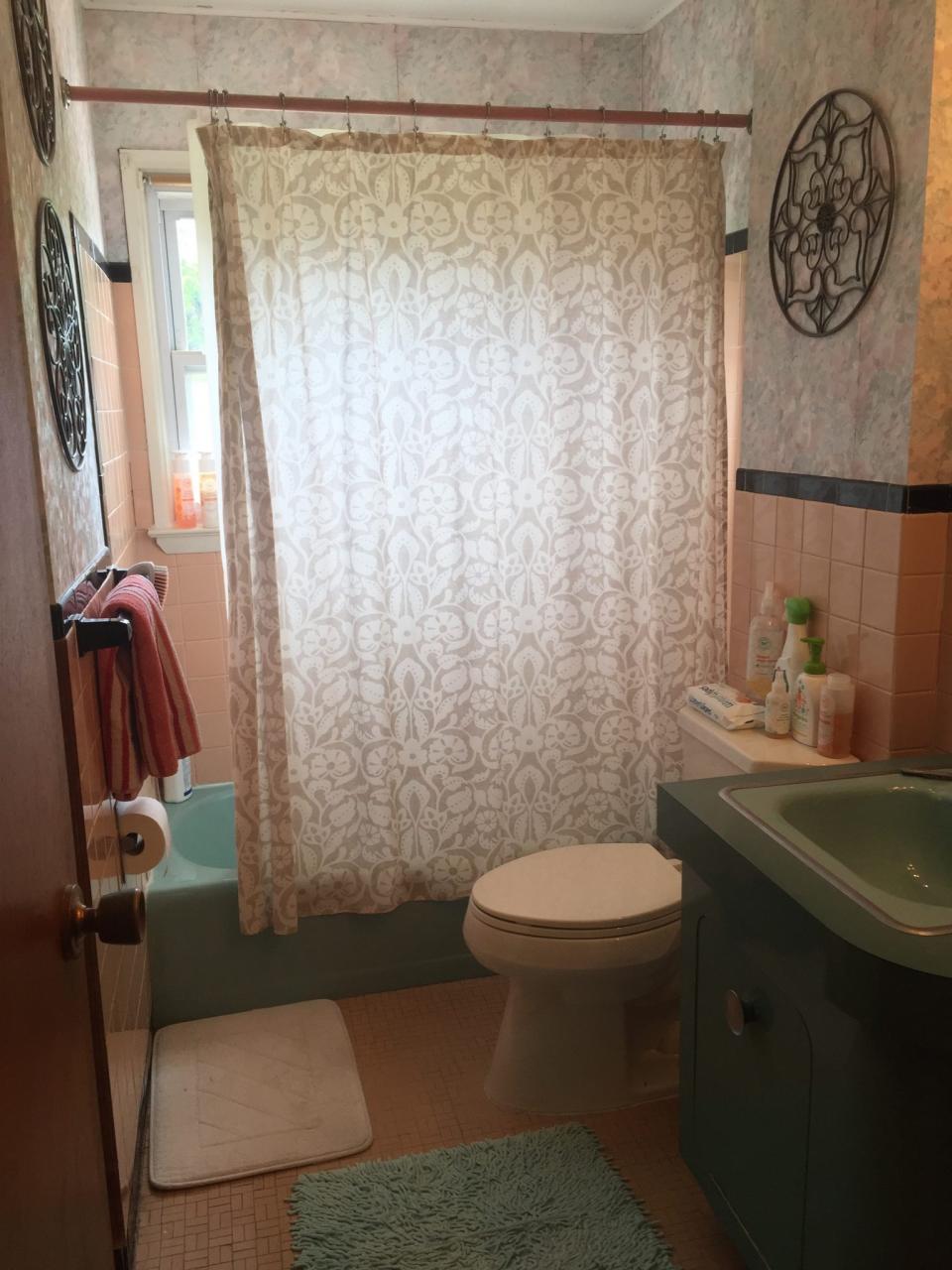 Easy changes to update a retro bathroom without a remodel. Effortless