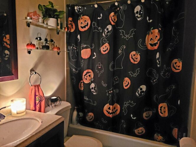 Spooky bathroom complete 🧡🖤 halloween